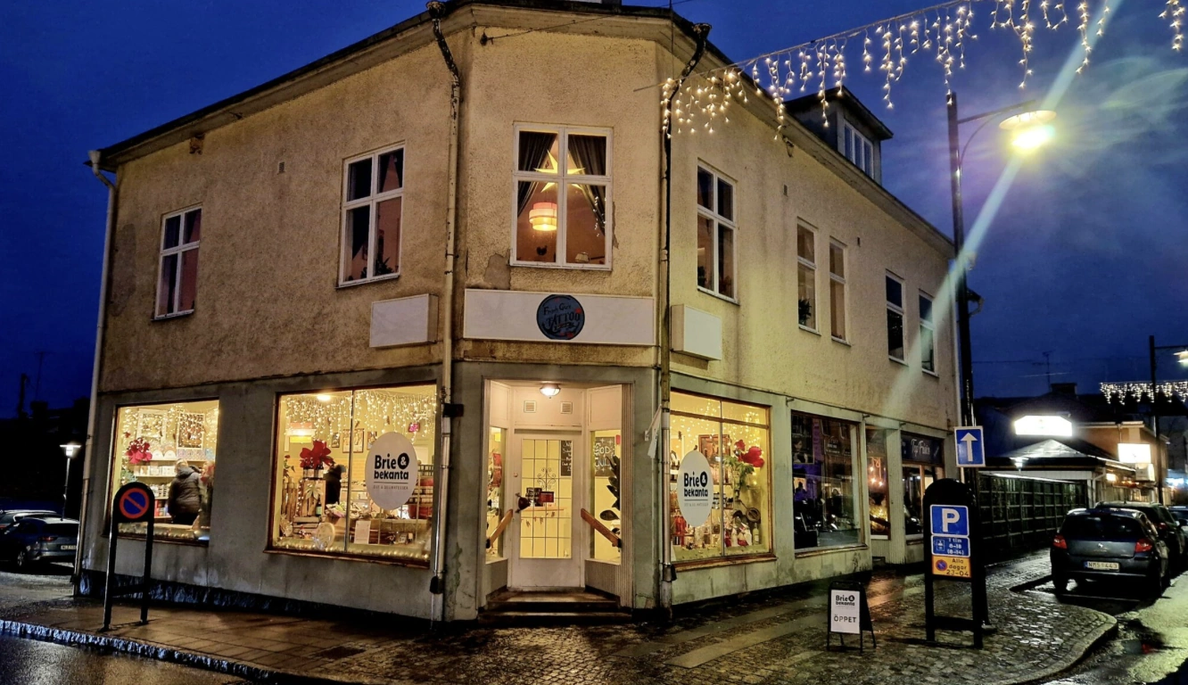 Brie & Bekantas butik på Kyrkogatan 33A i Arvika, i blå timme